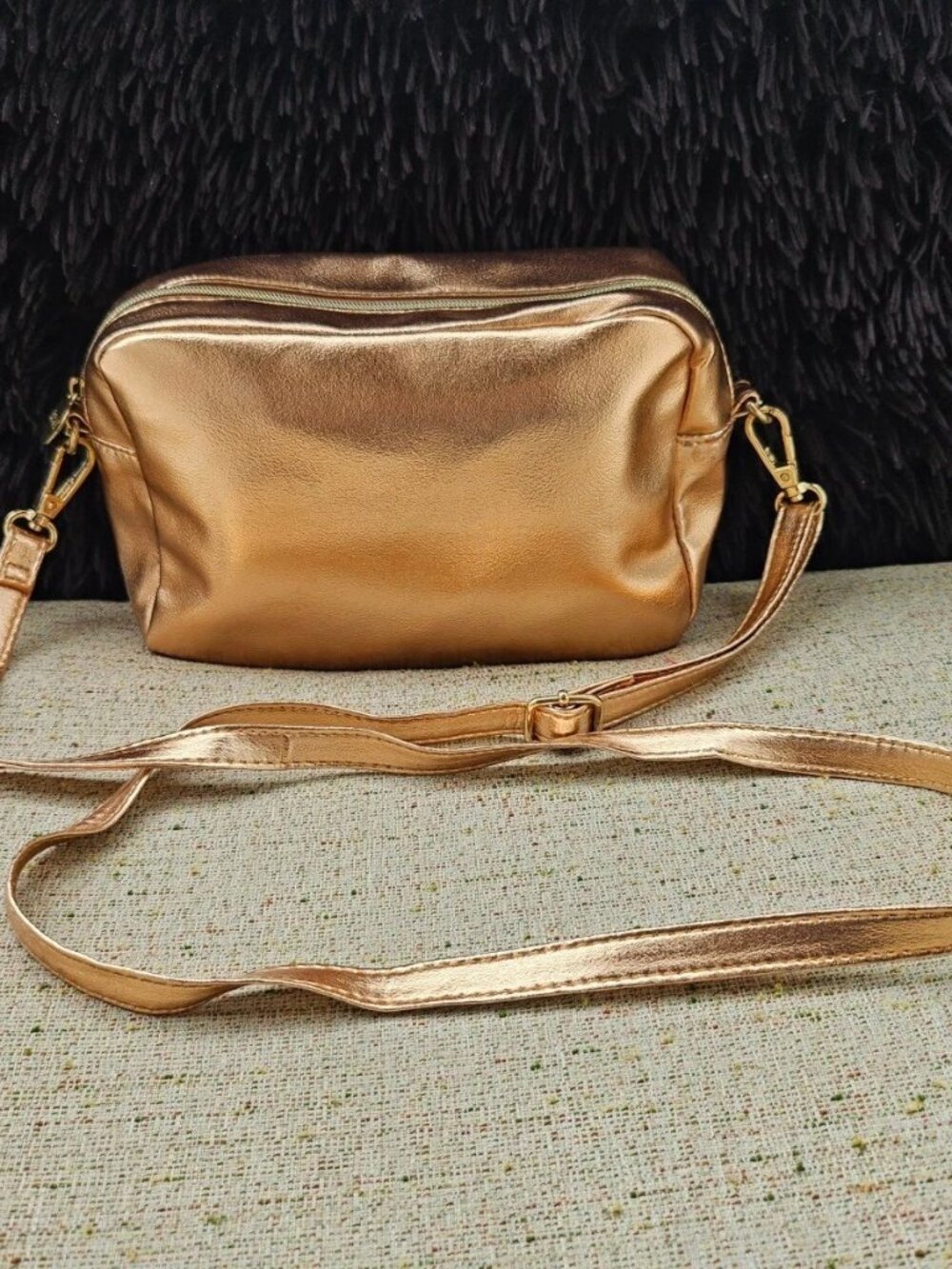ISPY Women Crossbody Bag Metallic Gold Tone Faux Leather Vegan Shoulder Bag
